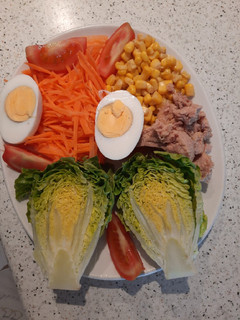 Una foto de Ensalada de acompañamiento de carne y pescado 😋