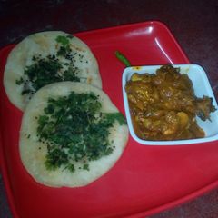 A picture of Kulcha and bhuna chicken masala.