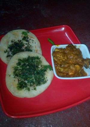 A picture of Kulcha and bhuna chicken masala.