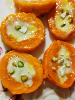 स्टफ मॅंगो कुल्फी (Stuffed Mango Kulfi Recipe in Marathi) रेसिपी चे मुख्य फोटो