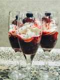 Postre en copa de frutos rojos