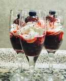 Postre en copa de frutos rojos