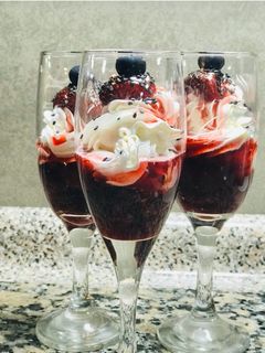 Una foto de Postre en copa de frutos rojos
