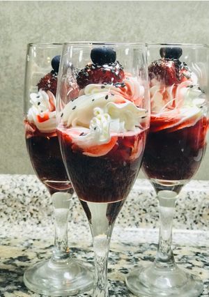 Una foto de Postre en copa de frutos rojos