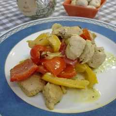 Foto di Pollo al curry con peperoni e noci