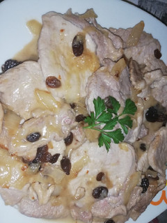 Una foto de Lomo con pasas y cebolla caramelizada