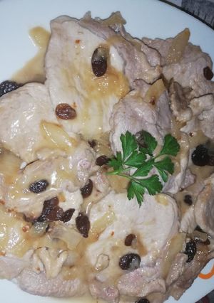 Una foto de Lomo con pasas y cebolla caramelizada
