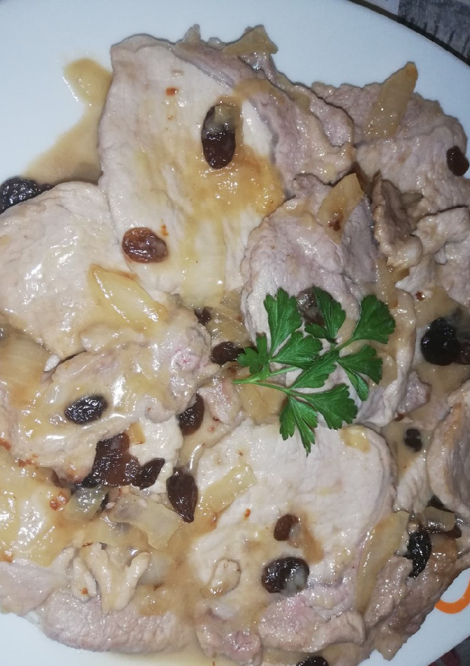 Una foto de Lomo con pasas y cebolla caramelizada