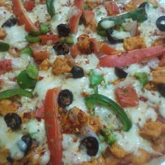 A picture of Smoked chicken tikka flavour pizza 🍕🍕🍕🍕😋😋😋😋.