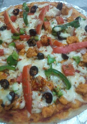 A picture of Smoked chicken tikka flavour pizza 🍕🍕🍕🍕😋😋😋😋.