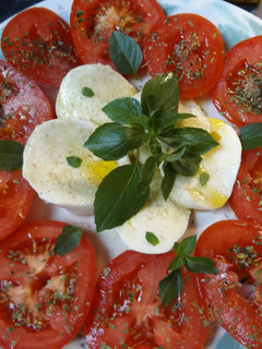 Una foto de Queso fresco con tomates y albahaca