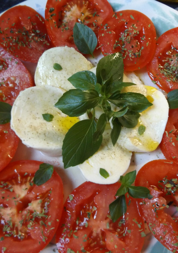 Una foto de Queso fresco con tomates y albahaca