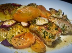 Una foto de Pollo a la cerveza con papas Hasselback