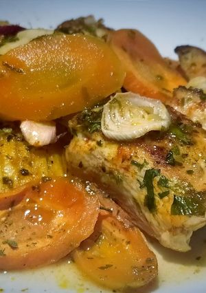Una foto de Pollo a la cerveza con papas Hasselback