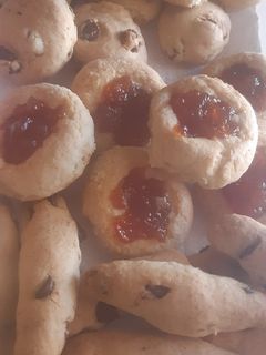 Una foto de Variedad de galletitas con masa base sobrante de tarta dulce