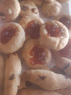Una foto de Variedad de galletitas con masa base sobrante de tarta dulce