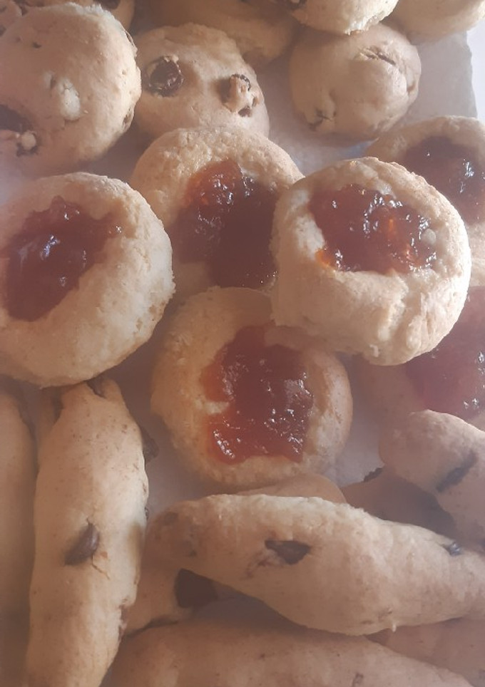 Una foto de Variedad de galletitas con masa base sobrante de tarta dulce