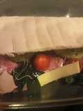 Pan pita relleno de jamón, queso mozzarella y vegetales