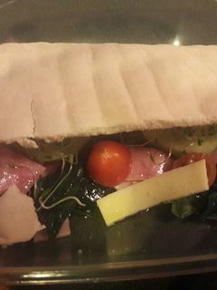 Una foto de Pan pita relleno de jamón, queso mozzarella y vegetales