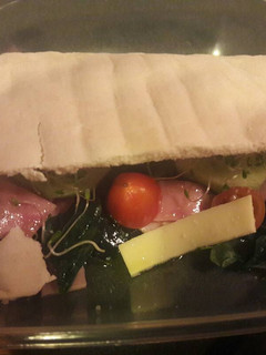 Una foto de Pan pita relleno de jamón, queso mozzarella y vegetales