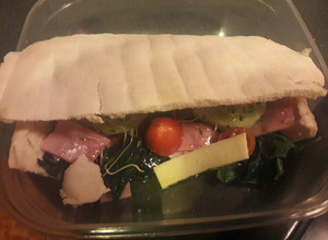 Una foto de Pan pita relleno de jamón, queso mozzarella y vegetales
