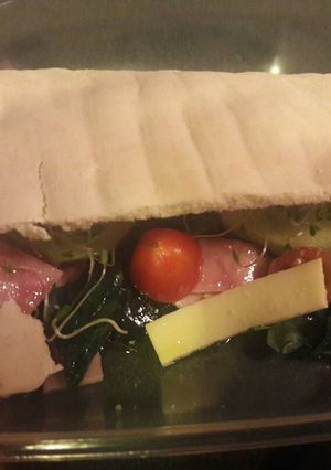 Una foto de Pan pita relleno de jamón, queso mozzarella y vegetales