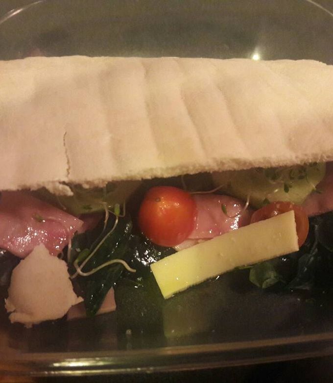 Una foto de Pan pita relleno de jamón, queso mozzarella y vegetales