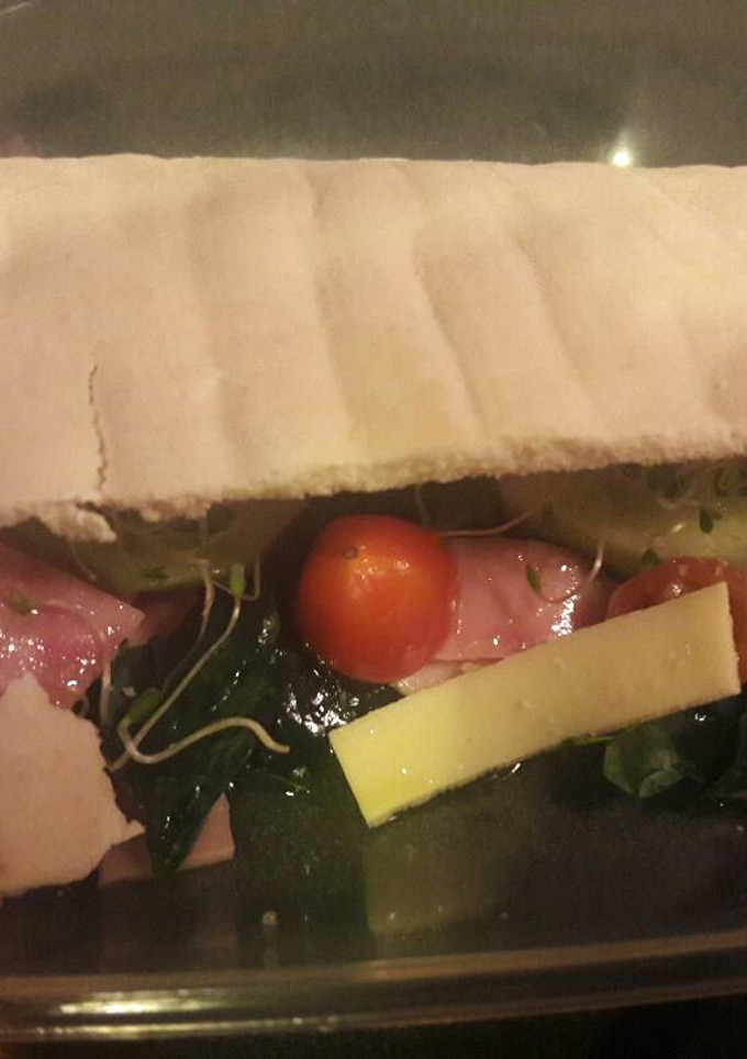 Una foto de Pan pita relleno de jamón, queso mozzarella y vegetales