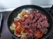 Una foto de carne con papas en olla a presión