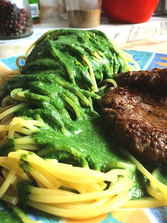 Una foto de Tallarines verdes peruanos ❤️