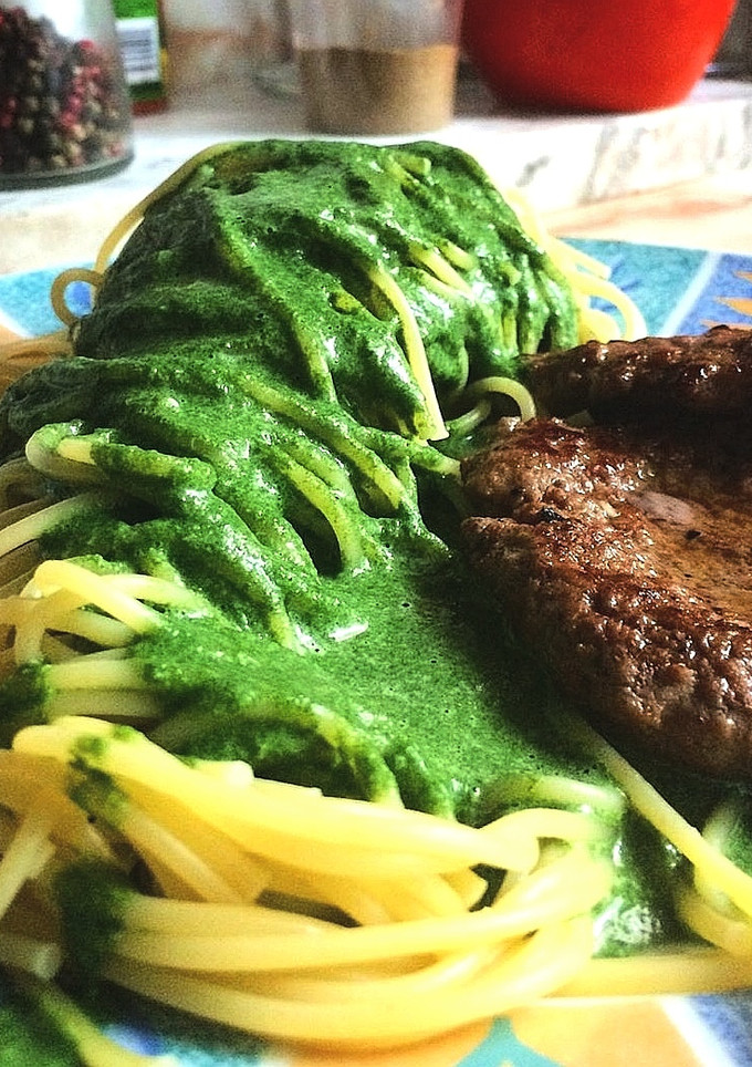 Una foto de Tallarines verdes peruanos ❤️