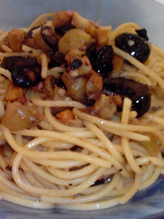 Una foto de FIDEOS CON BERENJENAS Y ACEITUNAS NEGRAS