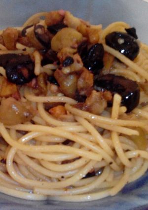 Una foto de FIDEOS CON BERENJENAS Y ACEITUNAS NEGRAS
