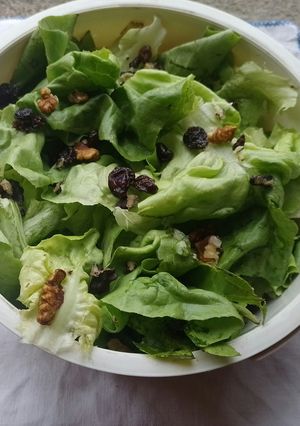Una foto de Ensalada con nueces y pasas