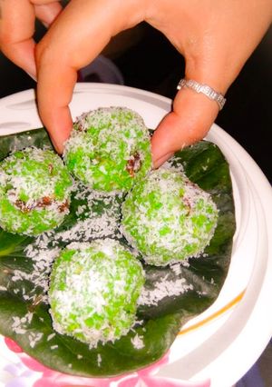 A picture of Paan Coconut Ladoo.