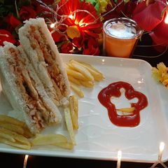 A picture of Chicken tikka sandwiches.