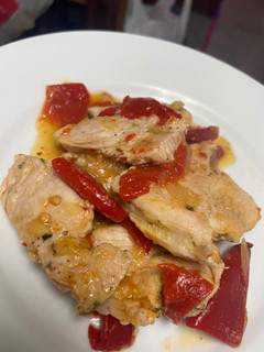 Una foto de Pavo con pimiento del piquillo