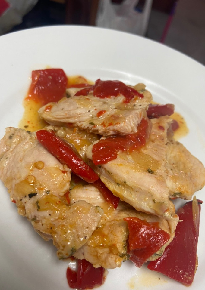 Una foto de Pavo con pimiento del piquillo