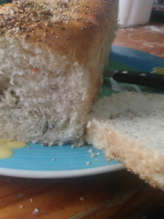 Una foto de Pan de molde de aceitunas rellenas y semillas