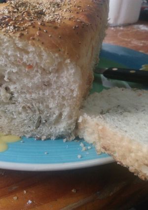 Una foto de Pan de molde de aceitunas rellenas y semillas