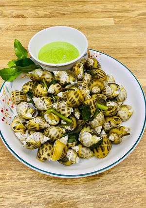 Hình của món Ốc hương hấp sả và húng quế.