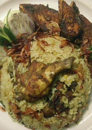 A picture of Chicken Yakhni Pulau / ইয়াখনি পোলাও (Indian traditional dish) 💛.