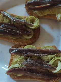 Una foto de Tostas de alcachoas (alcachofas + anchoas) 😅