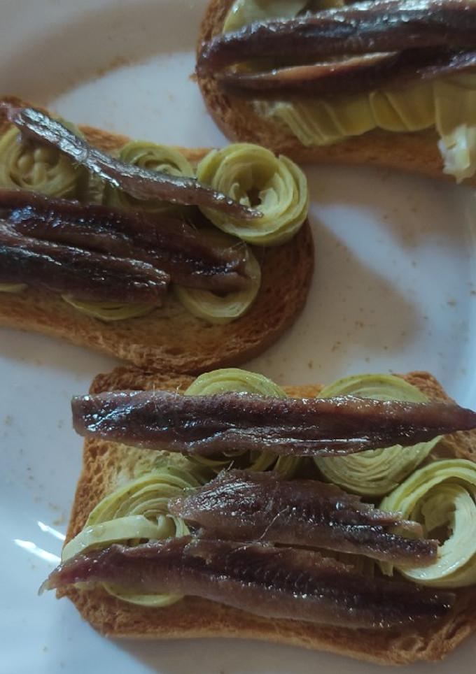 Una foto de Tostas de alcachoas (alcachofas + anchoas) 😅