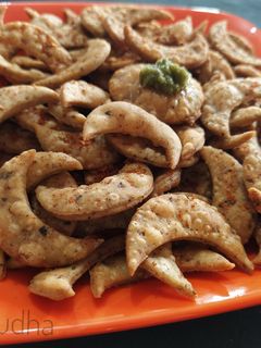 मठरी - लोकप्रिय राजस्थानी पदार्थ (mathri recipe in marathi) रेसिपी चे मुख्य फोटो