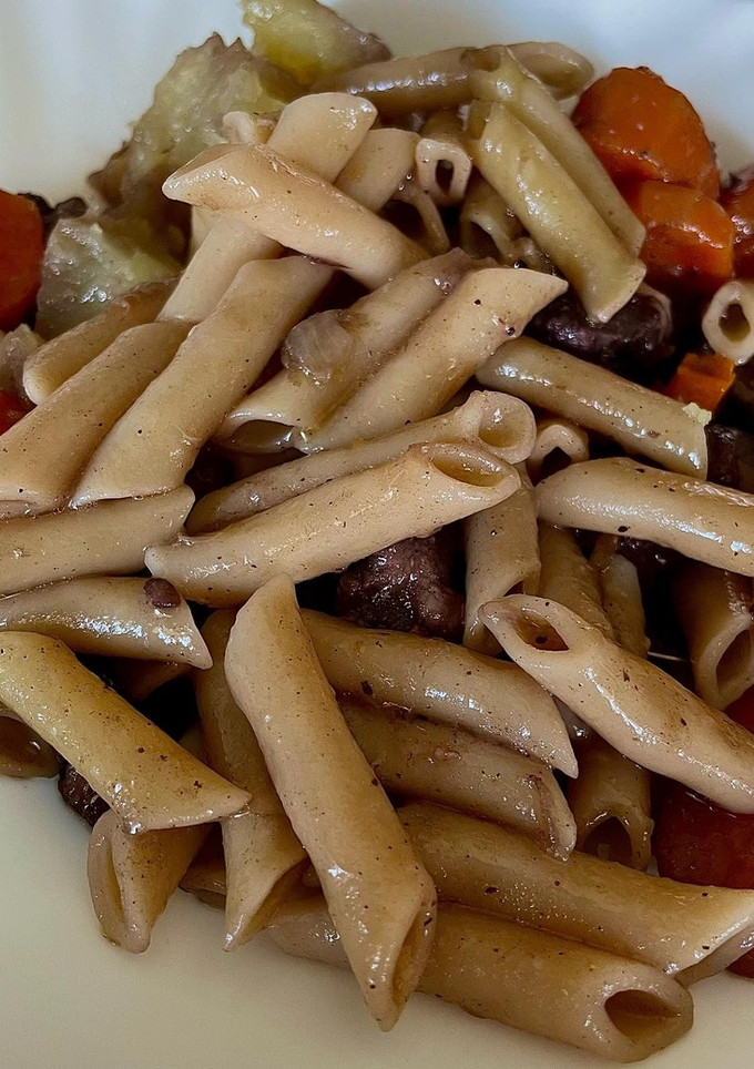 Una foto de Estofado de tenera con macarrones🥩🍲