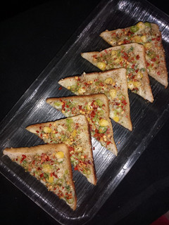 ચીઝ કોર્ન ગાર્લીક ટોસ્ટ (Cheese Corn Garlic Toast Recipe In Gujarati) રેસીપી મુખ્ય ફોટો