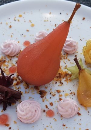 Une photo de Poire pochée aux épices, billes aux épices, chantilly à la framb