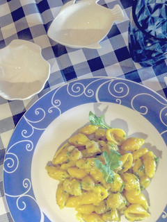 Foto di Conchiglie rigate con crema di rucola, zafferano e gamberetti