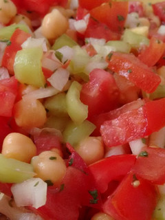 Una foto de “Trampó mallorquín”, ensalada de verduras y  garbanzos aliñada con Agua de Mar